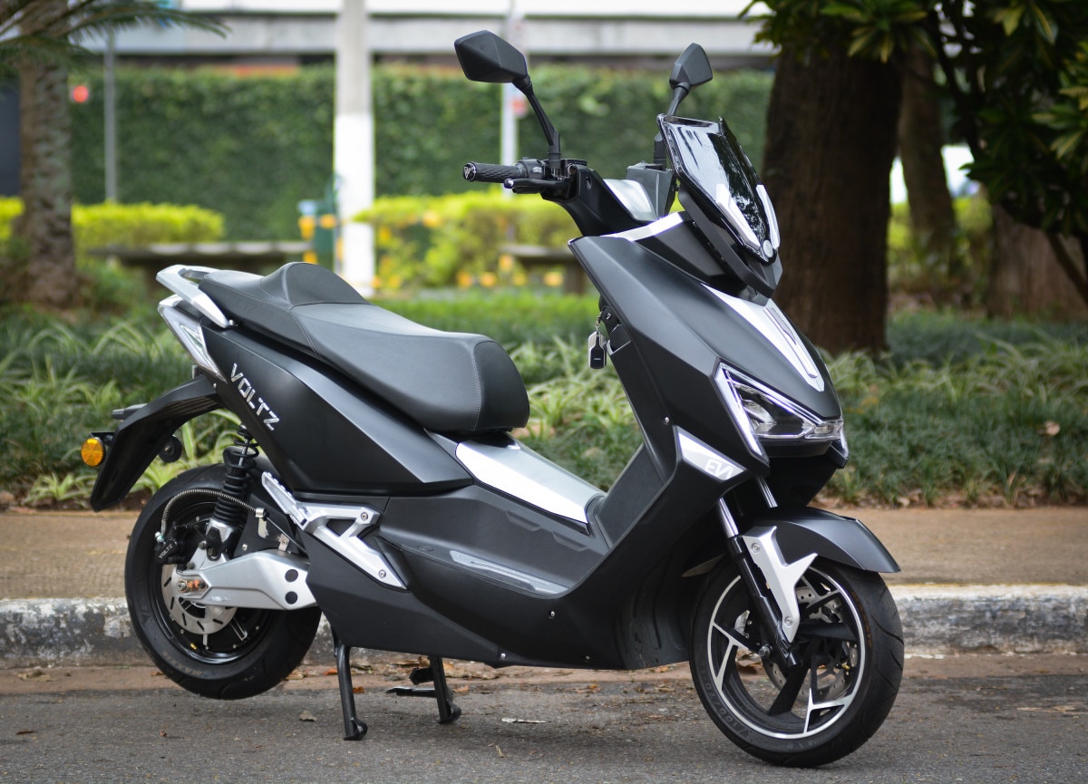 Scooter elétrica urbana compacta em padrão de uso diário